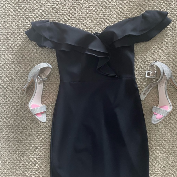 Short black off the shoulder ruffle dress - Picture 12 of 12